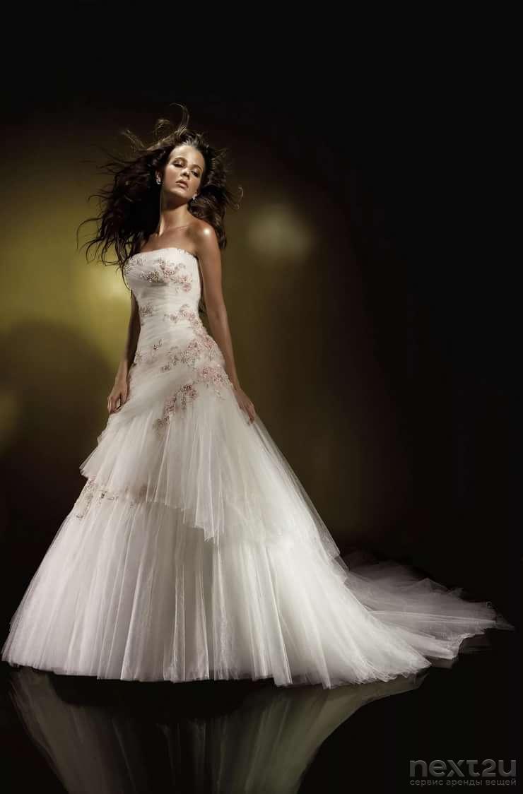 инкогнито в пышном белом платье