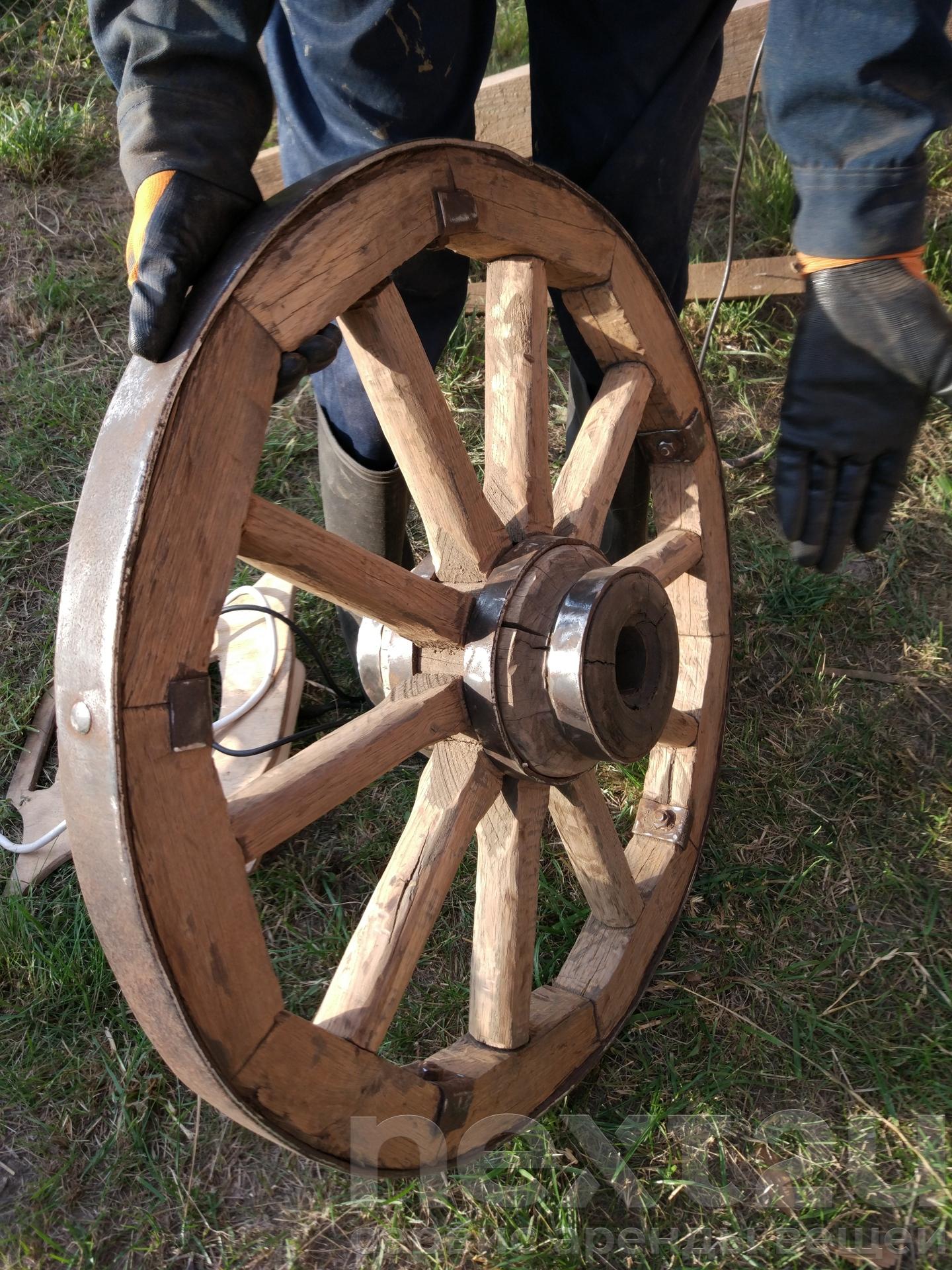 Деревянные колеса для телеги. Деревянное колесо. Колесо телеги. Колесо от телеги. Колесо от телеги деревянное.