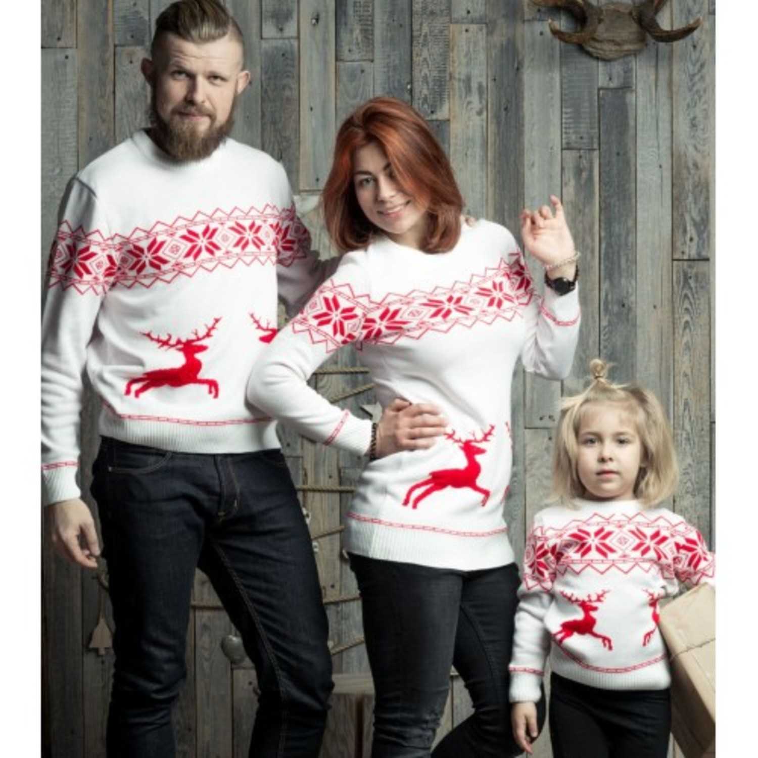 Семья в свитерах с оленями