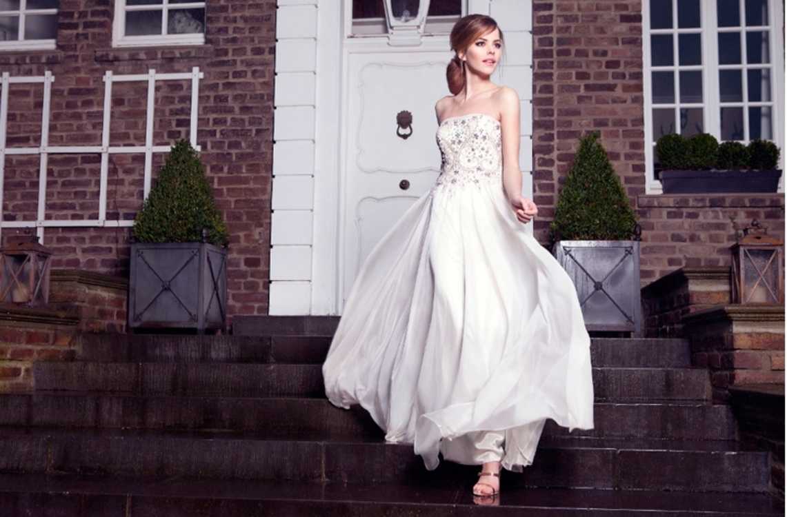 Взять в прокат Женская одежда Платья Young Couture белое Москва Взять в прокат Женская одежда Платья Young Couture белое ; Москва , ул. Нижняя Сыромятническая, д. 10, стр. 2А, 6 этаж ул.; Описание: Young Couture by Barbara Schwarzer молочного цвета