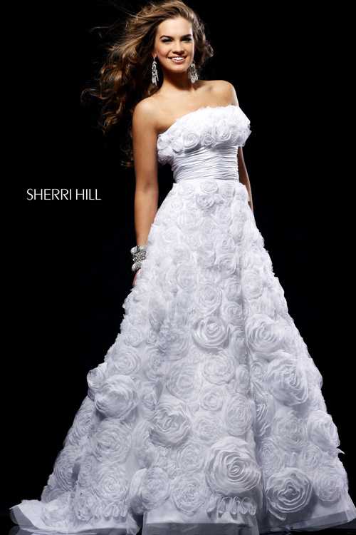 Взять в прокат Женская одежда Платья SHERRI HILL SH040 Москва Взять в прокат Женская одежда Платья SHERRI HILL SH040; Москва , Адрес: г.Москва, Малый Конюшковский переулок, дом 2 (Галерея MOD DESIGN) ул.; Описание: Назначение: выпускной бал, венский бал, студийная или выездная фотосессия, свадебная церемония.
Описание модели: одно из самых роскошных платьев из коллекции известного бренда. Эта королевская модель подойдет не только на свадьбу, но и на выпускной бал, фотосессию. Платье выполнено из множества отдельных роз, изготовленных вручную, атласный пояс и бант сзади придаст талии особой грации, а невероятный шлейф дополнит этот романтичный и незабываемый образ.