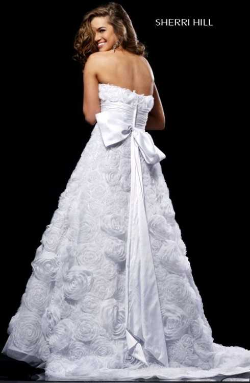 Взять в прокат Женская одежда Платья SHERRI HILL SH040 Москва Взять в прокат Женская одежда Платья SHERRI HILL SH040; Москва , Адрес: г.Москва, Малый Конюшковский переулок, дом 2 (Галерея MOD DESIGN) ул.; Описание: Назначение: выпускной бал, венский бал, студийная или выездная фотосессия, свадебная церемония.
Описание модели: одно из самых роскошных платьев из коллекции известного бренда. Эта королевская модель подойдет не только на свадьбу, но и на выпускной бал, фотосессию. Платье выполнено из множества отдельных роз, изготовленных вручную, атласный пояс и бант сзади придаст талии особой грации, а невероятный шлейф дополнит этот романтичный и незабываемый образ.