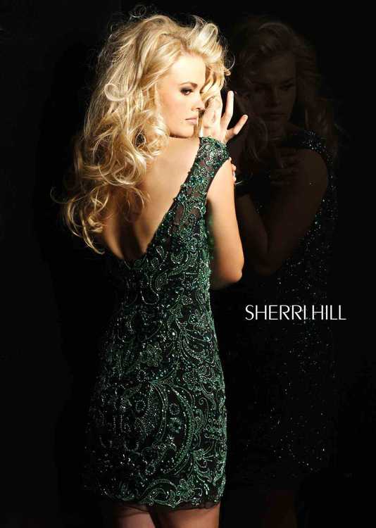 Взять в прокат Женская одежда Платья SHERRI HILL SH039 Москва Взять в прокат Женская одежда Платья SHERRI HILL SH039; Москва , г.Москва, Малый Конюшковский переулок, дом 2 (Галерея MOD DESIGN) ул.; Описание: Назначение: выпускной бал, романтический вечер, студийная или выездная фотосессия, новогоднее торжество, корпоративная вечеринка, празднование дня рождения, поход в клуб.
Описание модели: невероятно красивое платье, полностью декорировано стразами, камнями и бисером изумрудного цвета. Спереди платье закрытое. Лиф с чашечками. На спине "V"образный вырез.