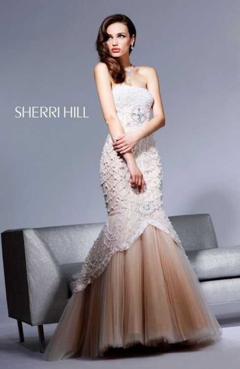Взять в прокат Женская одежда Платья SHERRI HILL SH036 Москва Взять в прокат Женская одежда Платья SHERRI HILL SH036; Москва , г.Москва, Малый Конюшковский переулок, дом 2 (Галерея MOD DESIGN) ул.; Описание: Назначение: венский бал, студийная или выездная фотосессия, новогоднее торжество, празднование дня рождения, свадебная церемония.
Описание модели: роскошное вечернее платье, в котором вы точно не останетесь незамеченной! Изумительная отделка жемчужными бусинами, а так же стразами и камнями на гипюровой ткани. Лиф с чашечками, внутри поддерживающий пояс. Юбка выполнена из многослойного гафрированного фатина с небольшим шлейфом.
