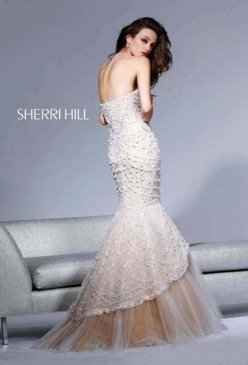 Взять в прокат Женская одежда Платья SHERRI HILL SH036 Москва Взять в прокат Женская одежда Платья SHERRI HILL SH036; Москва , г.Москва, Малый Конюшковский переулок, дом 2 (Галерея MOD DESIGN) ул.; Описание: Назначение: венский бал, студийная или выездная фотосессия, новогоднее торжество, празднование дня рождения, свадебная церемония.
Описание модели: роскошное вечернее платье, в котором вы точно не останетесь незамеченной! Изумительная отделка жемчужными бусинами, а так же стразами и камнями на гипюровой ткани. Лиф с чашечками, внутри поддерживающий пояс. Юбка выполнена из многослойного гафрированного фатина с небольшим шлейфом.