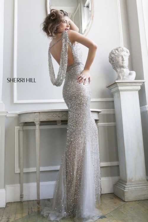 Взять в прокат Женская одежда Платья SHERRI HILL SH034 Москва Взять в прокат Женская одежда Платья SHERRI HILL SH034; Москва , г.Москва, Малый Конюшковский переулок, дом 2 (Галерея MOD DESIGN) ул.; Описание: Назначение: выпускной бал, романтический вечер, студийная или выездная фотосессия, новогоднее торжество, корпоративная вечеринка, празднование дня рождения, свадебная церемония.
Описание модели: эффектное, вечернее платье в пол фасона "годе". Выполнено из сетчатой ткани, полностью расшито пайетками. Изнутри атласная подкладка. Лиф с чашечками. Платье украшено тонким поясом со стразами. Спина открыта. Юбка имеет небольшой шлейф.