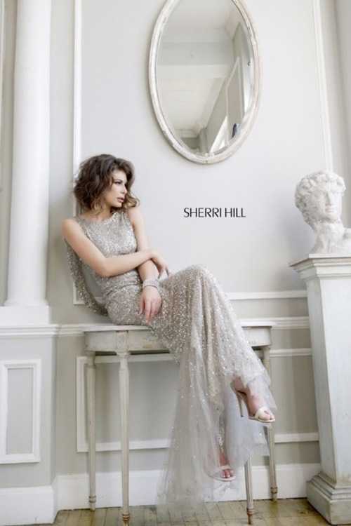 Взять в прокат Женская одежда Платья SHERRI HILL SH034 Москва Взять в прокат Женская одежда Платья SHERRI HILL SH034; Москва , г.Москва, Малый Конюшковский переулок, дом 2 (Галерея MOD DESIGN) ул.; Описание: Назначение: выпускной бал, романтический вечер, студийная или выездная фотосессия, новогоднее торжество, корпоративная вечеринка, празднование дня рождения, свадебная церемония.
Описание модели: эффектное, вечернее платье в пол фасона "годе". Выполнено из сетчатой ткани, полностью расшито пайетками. Изнутри атласная подкладка. Лиф с чашечками. Платье украшено тонким поясом со стразами. Спина открыта. Юбка имеет небольшой шлейф.