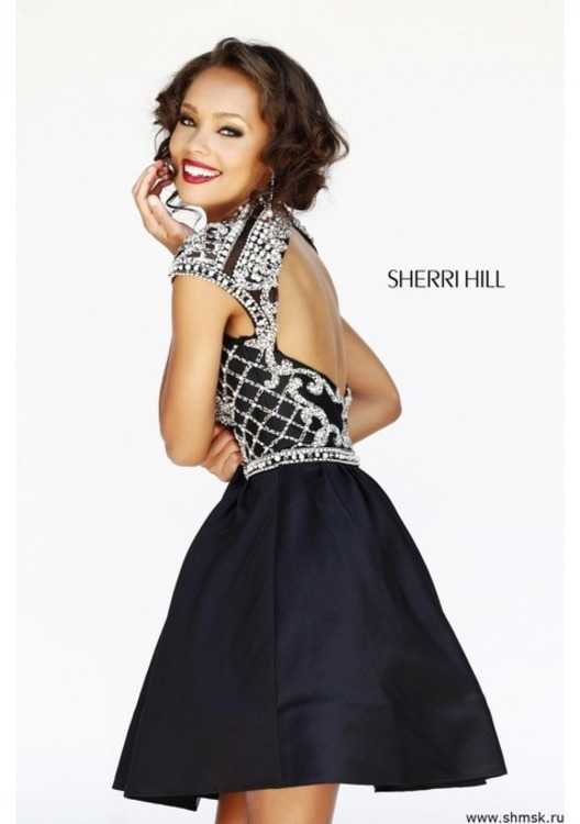 Взять в прокат Женская одежда Платья SHERRI HILL SH030 Москва Взять в прокат Женская одежда Платья SHERRI HILL SH030; Москва , г.Москва, Малый Конюшковский переулок, дом 2 (Галерея MOD DESIGN) ул.; Описание: Назначение: последний звонок, романтический вечер, студийная или выездная фотосессия, новогоднее торжество, корпоративная вечеринка, празднование дня рождения.
Описание модели: короткое платье с воздушной юбкой. Верх платья под горло с небольшими плечиками. Узоры выполнены на сетчатой ткани бисером, стразами и пайетками. Внутренняя ткань из тафты. Лиф с чашечками. Спинка открытая в виде ромбика. Юбка имеет несколько подъюбников.