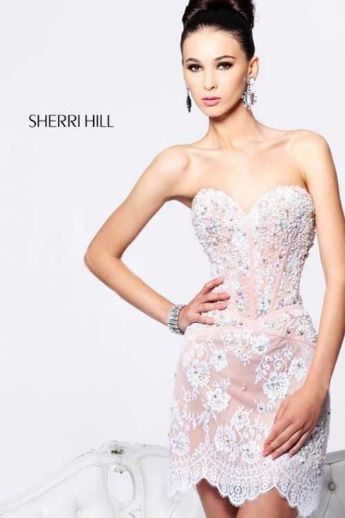 Взять в прокат Женская одежда Платья SHERRI HILL SH028 Москва Взять в прокат Женская одежда Платья SHERRI HILL SH028; Москва , г.Москва, Малый Конюшковский переулок, дом 2 (Галерея MOD DESIGN) ул.; Описание: Назначение: романтический вечер, студийная или выездная фотосессия, новогоднее торжество, корпоративная вечеринка, свадебная церемония.
Описание модели: коктейльное платье выполнено с элементами кружева. Украшено стразами, бисером и пайетками. Корсет с внутренней стороны поддерживается поясом, что еще больше улучшает посадку по фигуре и подчеркивает талию. Вырез декольте с классической спинкой. Лиф с чашечками.