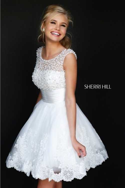 Взять в прокат Женская одежда Платья SHERRI HILL SH023 Москва Взять в прокат Женская одежда Платья SHERRI HILL SH023; Москва , г.Москва, Малый Конюшковский переулок, дом 2 (Галерея MOD DESIGN) ул.; Описание: Назначение: выпускной бал, последний звонок, романтический вечер, студийная или выездная фотосессия, новогоднее торжество, корпоративная вечеринка, свадебная церемония.
Описание модели: белоснежное, коктейльное платье. Верх платья выполнен из прозрачной сетчатой ткани и расшит жемчужными бусинками. Лиф с чашечками. Спинка с "V" образным вырезом. На талии широкий атласный пояс в сборку. Многослойная кружевная юбка из фатина.
