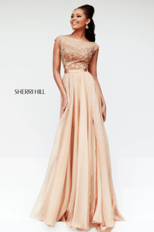Взять в прокат Женская одежда Платья SHERRI HILL SH019 Москва Взять в прокат Женская одежда Платья SHERRI HILL SH019; Москва , г.Москва, Малый Конюшковский переулок, дом 2 (Галерея MOD DESIGN) ул.; Описание: Назначение: выпускной бал, венский бал, последний звонок, романтический вечер, студийная или выездная фотосессия, новогоднее торжество, корпоративная вечеринка, празднование дня рождения.
Описание модели: вечернее, длинное платье. Верх украшен кружевными узорами в виде лепесточков, которые декорированы переливающимися, мелкими стразами. Верх платья закрыт спереди. Спинка наполовину открыта. Лиф с чашечками. Изнутри атласная подкладка. Тонкий, атласный пояс подчеркивает талию. Юбка многослойная из шифона.