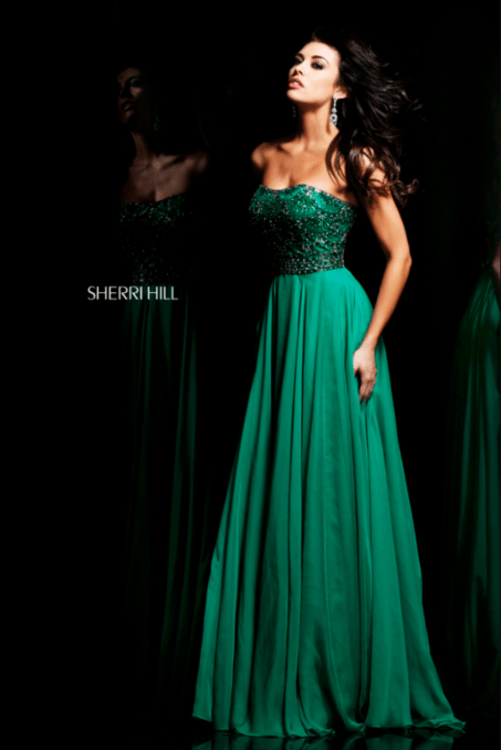 Взять в прокат Женская одежда Платья SHERRI HILL SH017 Москва Взять в прокат Женская одежда Платья SHERRI HILL SH017; Москва , г.Москва, Малый Конюшковский переулок, дом 2 (Галерея MOD DESIGN) ул.; Описание: Назначение: выпускной бал, венский бал, романтический вечер, студийная или выездная фотосессия, новогоднее торжество, корпоративная вечеринка, празднование дня рождения.
Описание модели: длинное, вечернее платье невероятно подчеркивает талию. Верх декольте, с классической спинкой, расшит узорами из страз, бисера и стекляруса. С внутренней стороны корсет поддерживается поясом. Лиф с чашечками. Юбка из шифона со шлейфом.