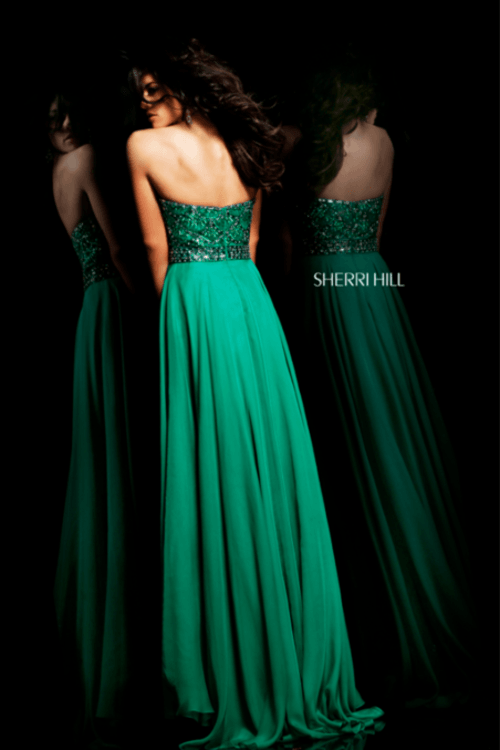 Взять в прокат Женская одежда Платья SHERRI HILL SH017 Москва Взять в прокат Женская одежда Платья SHERRI HILL SH017; Москва , г.Москва, Малый Конюшковский переулок, дом 2 (Галерея MOD DESIGN) ул.; Описание: Назначение: выпускной бал, венский бал, романтический вечер, студийная или выездная фотосессия, новогоднее торжество, корпоративная вечеринка, празднование дня рождения.
Описание модели: длинное, вечернее платье невероятно подчеркивает талию. Верх декольте, с классической спинкой, расшит узорами из страз, бисера и стекляруса. С внутренней стороны корсет поддерживается поясом. Лиф с чашечками. Юбка из шифона со шлейфом.
