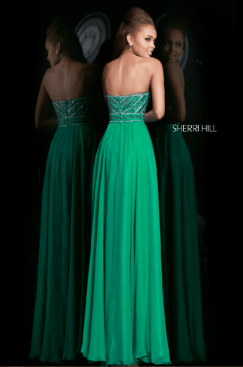 Взять в прокат Женская одежда Платья SHERRI HILL SH016 Москва Взять в прокат Женская одежда Платья SHERRI HILL SH016; Москва , г.Москва, Малый Конюшковский переулок, дом 2 (Галерея MOD DESIGN) ул.; Описание: Назначение: выпускной бал, венский бал, романтический вечер, студийная или выездная фотосессия, новогоднее торжество, корпоративная вечеринка
Описание модели: длинное, вечернее платье свободного кроя. Верх декорирован стразами, бисером и камнями. Лиф с чашечками. Юбка с небольшим шлейфом из шифона.