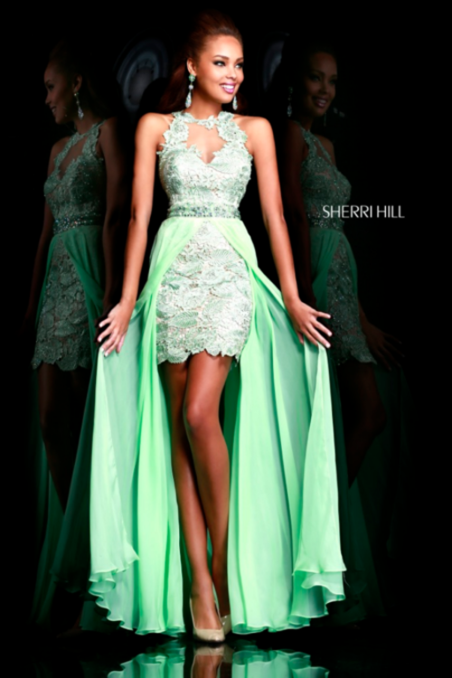 Взять в прокат Женская одежда Платья SHERRI HILL SH001 Москва Взять в прокат Женская одежда Платья SHERRI HILL SH001; Москва , г.Москва, Малый Конюшковский переулок, дом 2 (Галерея MOD DESIGN) ул.; Описание: Назначение: выпускной бал, последний звонок, романтический вечер, студийная или выездная фотосессия, новогоднее торжество, корпоративная вечеринка
Описание модели: кружевное платье с декором из мелких страз. Область лифа открыта. Лиф с чашечками.
Спина выполнена из сетчатой ткани, частично открыта. Пояс покрыт россыпью камней, бисера и страз. Верхняя юбка из шифона не снимается.