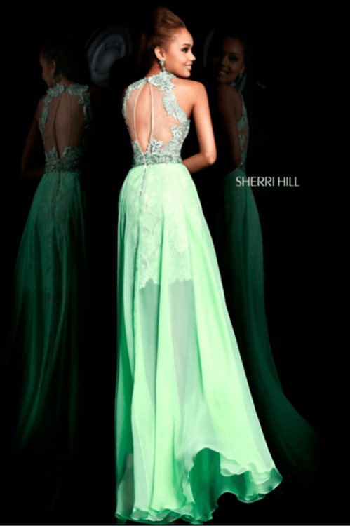 Взять в прокат Женская одежда Платья SHERRI HILL SH001 Москва Взять в прокат Женская одежда Платья SHERRI HILL SH001; Москва , г.Москва, Малый Конюшковский переулок, дом 2 (Галерея MOD DESIGN) ул.; Описание: Назначение: выпускной бал, последний звонок, романтический вечер, студийная или выездная фотосессия, новогоднее торжество, корпоративная вечеринка
Описание модели: кружевное платье с декором из мелких страз. Область лифа открыта. Лиф с чашечками.
Спина выполнена из сетчатой ткани, частично открыта. Пояс покрыт россыпью камней, бисера и страз. Верхняя юбка из шифона не снимается.