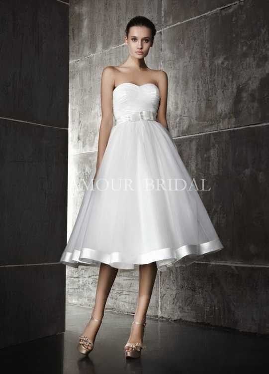 Взять в прокат Женская одежда Платья Amour bridal 1165 mini ретро Москва Взять в прокат Женская одежда Платья Amour bridal 1165 mini ретро; Москва , улица Шаболовка, 50 ул.; Описание: Свадебное платье Amour bridal очень легкое и удобное) На рост 168 платье чуть длиннее, чем на модели. Бант на талии украшен бисером и стразами сваровски. Фатин, атлас. Корсет на шнуровке. Надето буквально на полчаса - покупалось специально для свадебного танца) Состояние нового.