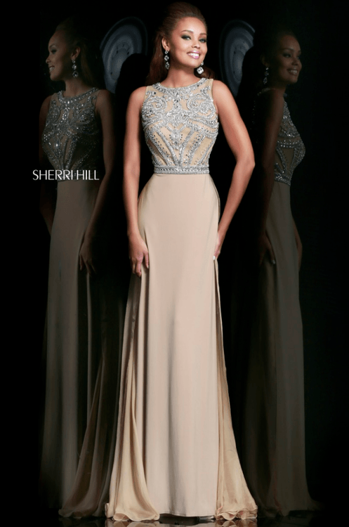 Взять в прокат Женская одежда Платья SHERRI HILL SH018 Москва Взять в прокат Женская одежда Платья SHERRI HILL SH018; Москва , г.Москва, Малый Конюшковский переулок, дом 2 (Галерея MOD DESIGN) ул.; Описание: Назначение: выпускной бал, венский бал, романтический вечер, студийная или выездная фотосессия, новогоднее торжество, корпоративная вечеринка, празднование дня рождения.
Описание модели: длинное, вечернее платье. Верх из сетчатой, тонкой ткани, расшит стразами и бисером. Юбка со шлейфом из шифона.