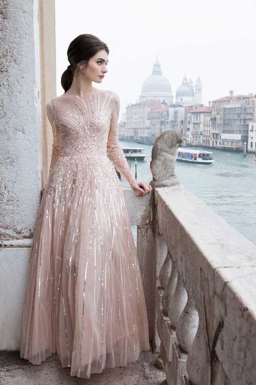Взять в прокат Женская одежда Платья Платье вечернее в Young Couture Москва Взять в прокат Женская одежда Платья Платье вечернее в Young Couture; Москва , Павелецкая набережная д. 2, стр. 2, 3 этаж, LOFT VILLE ул.; Описание: Платье вечернее в Young Couture by Barbara Schwarzer, длинные рукава, пышная многослойная юбка, обшито пайектами