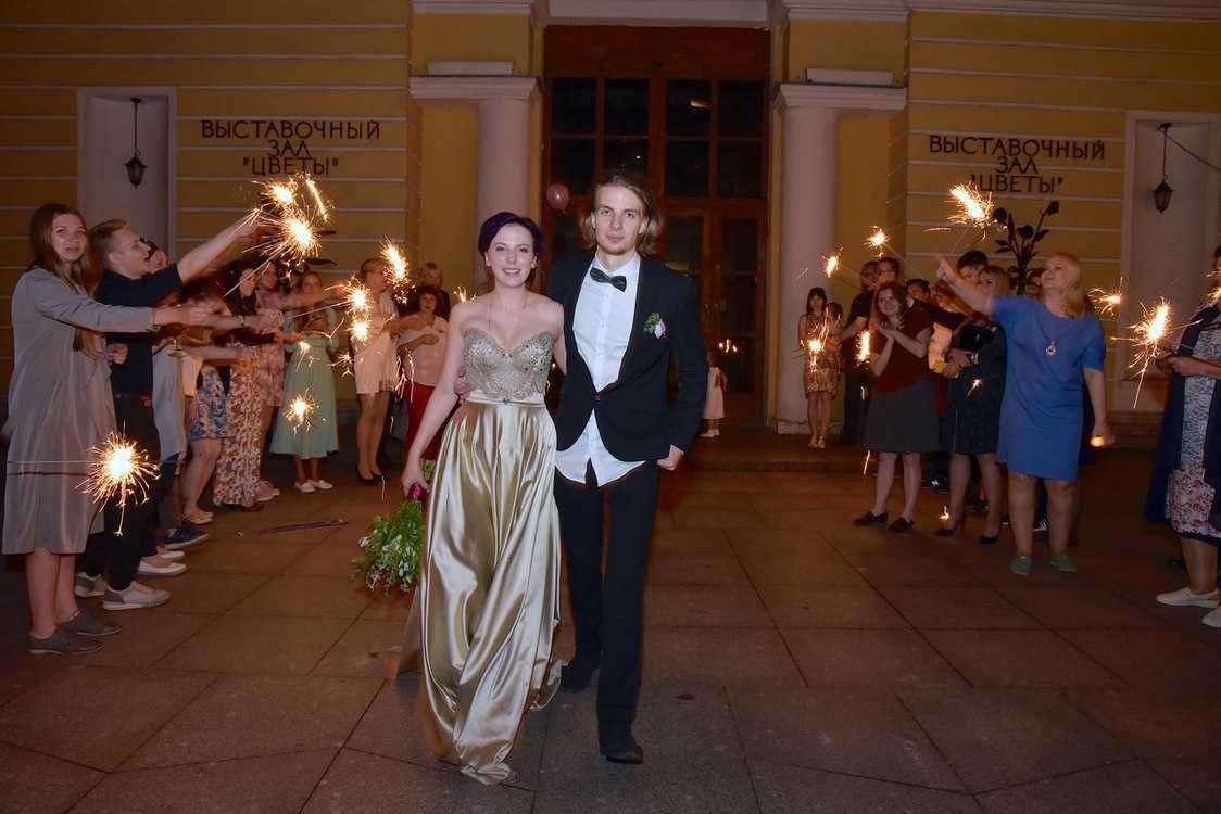 Взять в прокат Женская одежда Платья Дизайнерское свадебное платье Санкт-Петербург Взять в прокат Женская одежда Платья Дизайнерское свадебное платье; Санкт-Петербург , 7-я Советская улица, 9/20 ул.; Описание: Сдаю в аренду уникальное свадебное платье трансформер.
Дизайнер Ольга Малярова- известный российский дизайнер работающий в Haute Couture с потрясающим вкусом и своим авторским стилем. Все регалии и заслуги без труда сможете посмотреть в интернете. Свадебные платья у нее стоят очень очень дорого, к сожалению, здесь не прикрепить ссылку.
Так как свадьба-событие прекрасное, но все-таки платье "на один раз"- аренда очень правильное решение. Я бы поступила так же, если бы нашла идеальное платье в аренду. Аренда же в свадебных салонах стоит слишком дорого (от 20 000).
Поэтому предлагаю вам идеальную аренду, по моему мнению.
В аренду входит: атласный корсет (с невероятно красивым декором), юбка и верхнее фатиновое платье.
Размер платья варьируется от 40 до 44 благодаря корсету. Внутри хороший пуш апп. Силуэт получается просто идеальным: все что нужно скрыто, остальное подчеркнуто изящно и не вульгарно. Рост до 170+ каблук (примерно 10 см).
Возможна аренда и полного образа : длинная фата- купол- тренд лета 2017, туфли лодочки (удобные) размер 37-38-39 -натуральная замша с жемчужным покрытием.
Не знаю о счастливости платья- врать не хочу и окутывать его суевериями тоже. У нас все прекрасно, мы давно вместе и очень счастливы. Однозначно платье не пылилось в шкафу несколько сезонов, а сшито по последним трендам свадебной моды этого лета. Наша свадьба была 4 августа, платье только из химчистки.
В стоимость включена химчистка. Цена за аренду указана за 7 дней. Мы составляем с вами договор аренды. Платье переходит к вам после оплаты аренды и залога. Так как свадьбу я организовывала своими студенческими силами, готова уступить стоимость аренды в виду каких-то исключительных условий. Любви вам и счастья! Цена продажи: 55 000