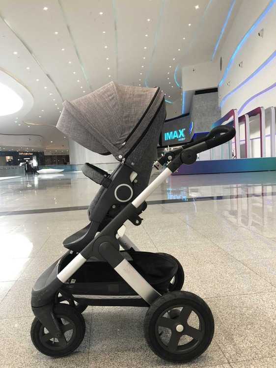 Взять в прокат Детство Коляски Коляска Stokke Trailz Москва Взять в прокат Детство Коляски Коляска Stokke Trailz; Москва , Енисейская 5 ул.; Описание: Мягкая и плавная Стокке Трейлз в оливковом цвете- самый приятный осенний вариант прогулки с малышом
Все просто, приятно и функционально
легкий прогулочный блок переставляется по или против хода движения
большие бесшумные колёса подарят спокойный сон
ремни обеспечат наилучший захват- плечевой или поясной
секция капюшона с москитной сеткой даёт маме широкий обзор в наблюдении за любимой макушкой
Взять данную Коляску для тест-драйва перед покупкой, на время уик-енда в Москве, для фотосессии,промо и просто для удовольствия - welcome
Цена указана за неделю пользования коляской. Увеличение периода снижает стоимость