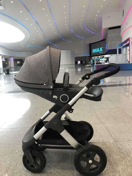 Взять в прокат Детство Коляски Коляска Stokke Trailz Москва Взять в прокат Детство Коляски Коляска Stokke Trailz; Москва , Енисейская 5 ул.; Описание: Мягкая и плавная Стокке Трейлз в оливковом цвете- самый приятный осенний вариант прогулки с малышом
Все просто, приятно и функционально
легкий прогулочный блок переставляется по или против хода движения
большие бесшумные колёса подарят спокойный сон
ремни обеспечат наилучший захват- плечевой или поясной
секция капюшона с москитной сеткой даёт маме широкий обзор в наблюдении за любимой макушкой
Взять данную Коляску для тест-драйва перед покупкой, на время уик-енда в Москве, для фотосессии,промо и просто для удовольствия - welcome
Цена указана за неделю пользования коляской. Увеличение периода снижает стоимость