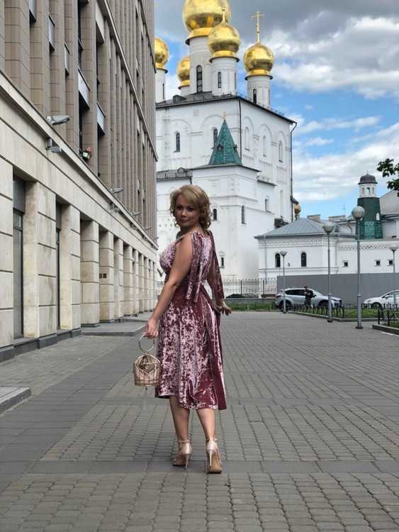 Взять в прокат Женская одежда Платья Платье розовое бархатное Грузия Санкт-Петербург Взять в прокат Женская одежда Платья Платье розовое бархатное Грузия; Санкт-Петербург , Полтавский проезд 2 ул.; Описание: