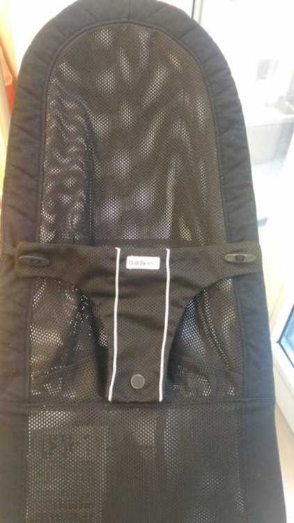 Взять в прокат Мебель Шезлонги, качели, качалки Шезлонг BabyBjorn Soft Air черный Санкт-Петербург Взять в прокат Мебель Шезлонги, качели, качалки Шезлонг BabyBjorn Soft Air черный; Санкт-Петербург , Санкт-Петербург, улица Большая Пушкарская д. 20 офис 2-204 ул.; Описание: В кресле Babybjorn собственные движения ребенка превращаются в веселое и успокаивающее качание (без батареек!) Одновременно с этим тренируются баланс и моторика, а родители в это время могут заняться своими делами.
Цена аренды
1 неделя (от 1 до 7 суток) – 600 рублей (за весь период)
2 недели (от 8 до 14 суток) – 800 рублей (за весь период)
4 недели (от 15 до 28 суток) - 1200 рублей (за весь период)
Залог не взимается! При взятии в аренду вещи необходимо предъявить паспорт.
По данным производителя: 93% пользователей рекомендуют этот продукт. Мы с мужем входим в эти 93 %. Всегда, когда знакомые или коллеги спрашивают у моего мужа, что из детских товаров ему особенно понравилось, что он может посоветовать, то муж рассказывает про кресло-шезлонг BabyBjorn. Вам мы тоже рекомендуем попробовать это прекрасное изобретение!
Характеристики:
• Оценочная стоимость вещи 8200 руб.
• Обеспечивает анатомическую опору шее и спине малыша
• Подходит для детей с самого рождения и до 2 лет (до 13 кг)
• Это изделие разработано в тесном сотрудничестве с ведущими педиатрами, детскими психологами и акушерами.
• Количество положений наклона спинки — 3 («Сон» - до 7 кг., «Отдых» - до 10 кг и «Игр» - до 13 кг.)
• Материал обивки — сетка. Цвет - черный.
Этот шезлонг удобно транспортировать, потому что он компактный (11x89x39 см) и легкий 2,26 кг.