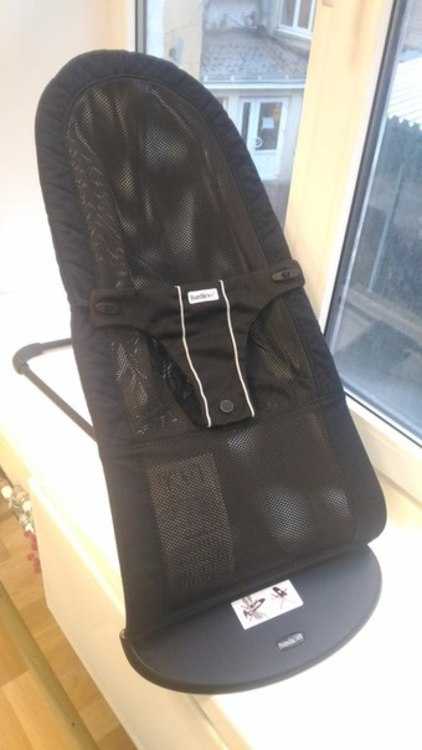 Взять в прокат Мебель Шезлонги, качели, качалки Шезлонг BabyBjorn Soft Air черный Санкт-Петербург Взять в прокат Мебель Шезлонги, качели, качалки Шезлонг BabyBjorn Soft Air черный; Санкт-Петербург , Санкт-Петербург, улица Большая Пушкарская д. 20 офис 2-204 ул.; Описание: В кресле Babybjorn собственные движения ребенка превращаются в веселое и успокаивающее качание (без батареек!) Одновременно с этим тренируются баланс и моторика, а родители в это время могут заняться своими делами.
Цена аренды
1 неделя (от 1 до 7 суток) – 600 рублей (за весь период)
2 недели (от 8 до 14 суток) – 800 рублей (за весь период)
4 недели (от 15 до 28 суток) - 1200 рублей (за весь период)
Залог не взимается! При взятии в аренду вещи необходимо предъявить паспорт.
По данным производителя: 93% пользователей рекомендуют этот продукт. Мы с мужем входим в эти 93 %. Всегда, когда знакомые или коллеги спрашивают у моего мужа, что из детских товаров ему особенно понравилось, что он может посоветовать, то муж рассказывает про кресло-шезлонг BabyBjorn. Вам мы тоже рекомендуем попробовать это прекрасное изобретение!
Характеристики:
• Оценочная стоимость вещи 8200 руб.
• Обеспечивает анатомическую опору шее и спине малыша
• Подходит для детей с самого рождения и до 2 лет (до 13 кг)
• Это изделие разработано в тесном сотрудничестве с ведущими педиатрами, детскими психологами и акушерами.
• Количество положений наклона спинки — 3 («Сон» - до 7 кг., «Отдых» - до 10 кг и «Игр» - до 13 кг.)
• Материал обивки — сетка. Цвет - черный.
Этот шезлонг удобно транспортировать, потому что он компактный (11x89x39 см) и легкий 2,26 кг.