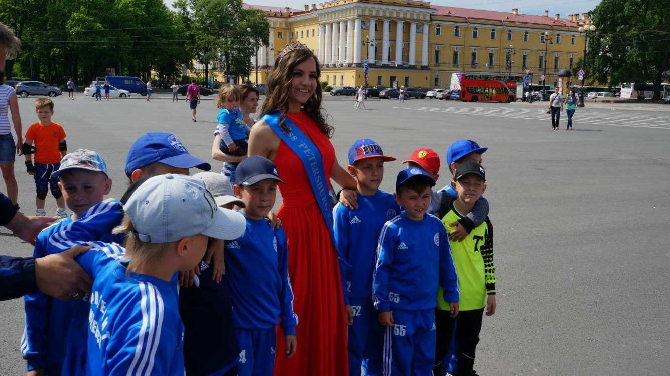 Взять в прокат Женская одежда Платья Вечернее платье в пол Санкт-Петербург Взять в прокат Женская одежда Платья Вечернее платье в пол; Санкт-Петербург , Санкт-Петербург ул.; Описание: Сдам в аренду платье кораллового цвета в пол. Размер: 42-44
К нему есть туфли в цвет 38 размера, если надо +150 рублей к платью