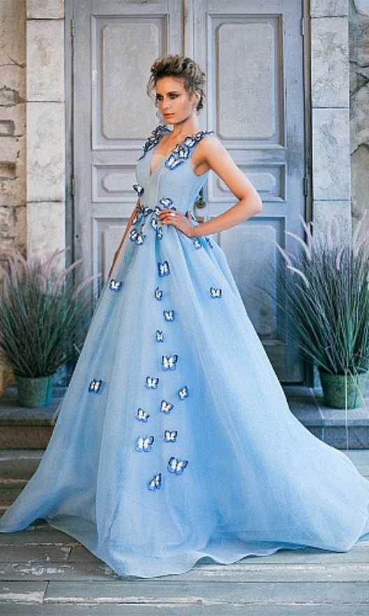 Голубое платье с бабочками