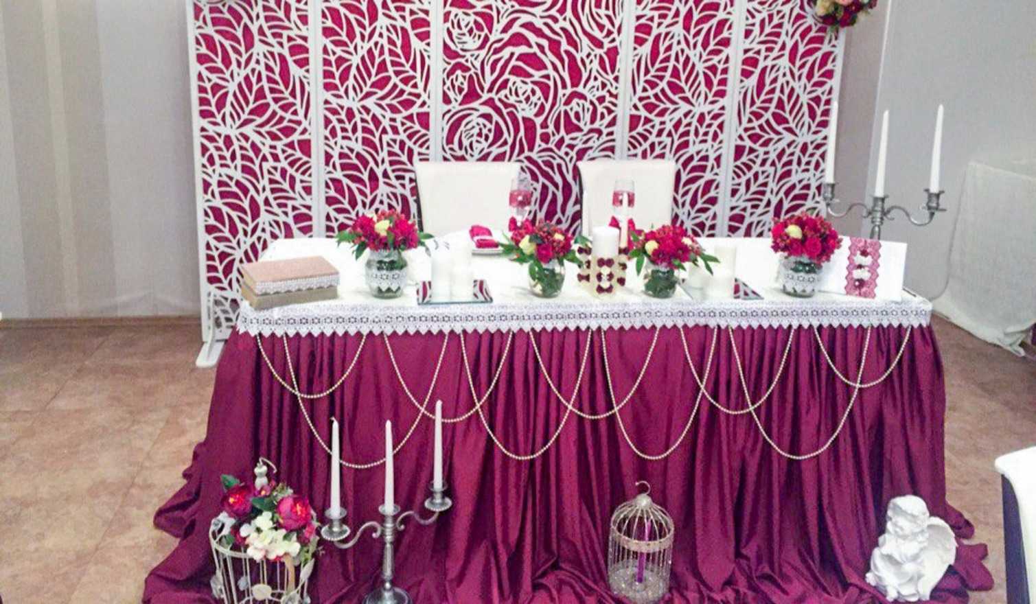 Украшение свадебного стола бордовый цвет