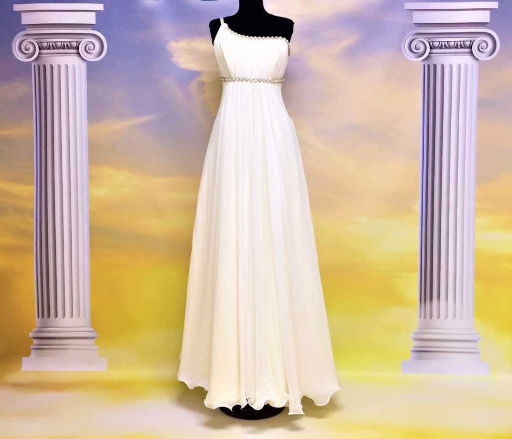 Белое платье в греческом стиле на манекене