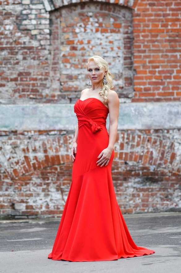 Катя Москва в Красном платье. Платья напрокат с одним плечом СПБ
