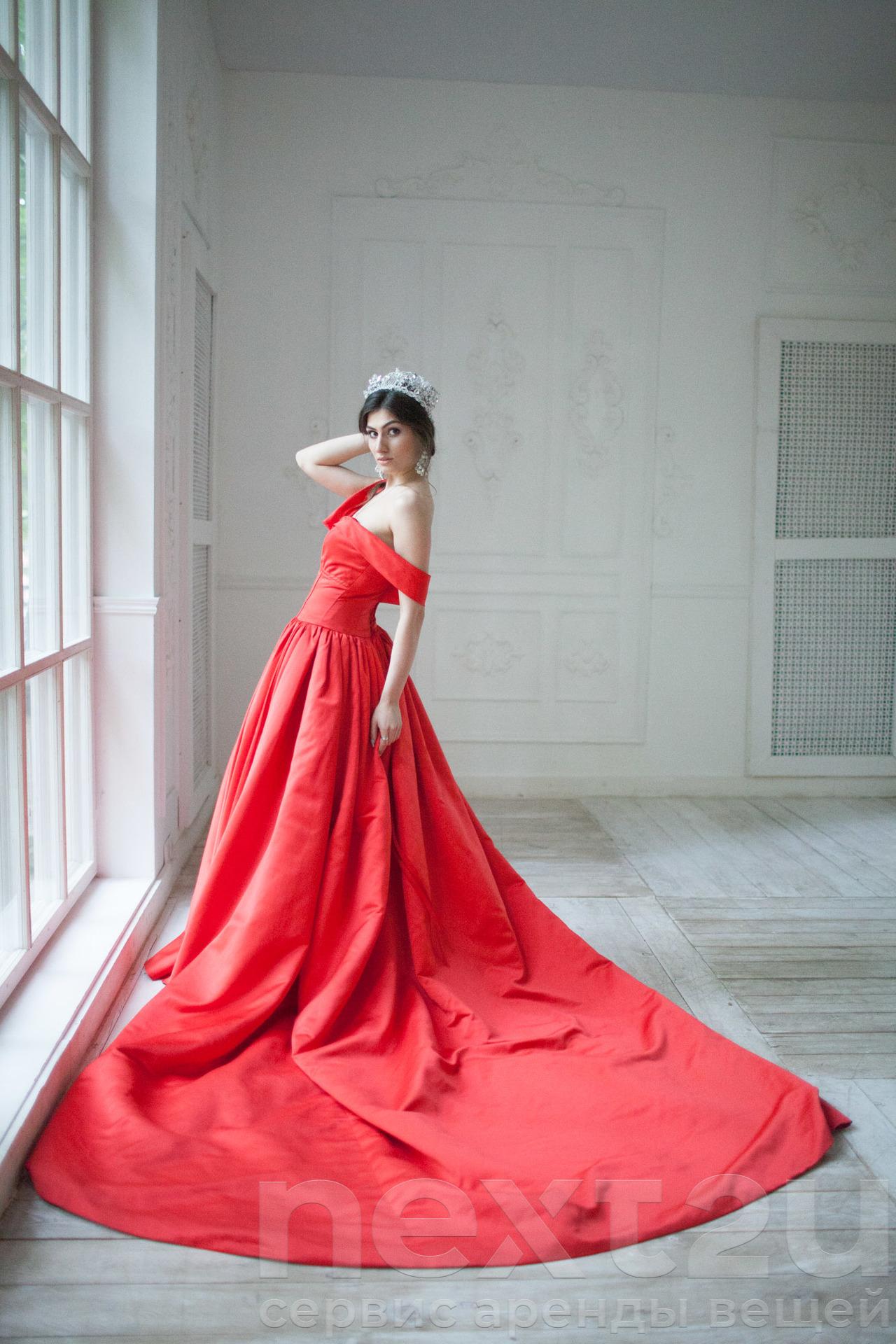 Красное платье со шлейфом. Красное вечернее платье. Красное платье со шлейфом длинное. Вечернее красное платье со шлейфом