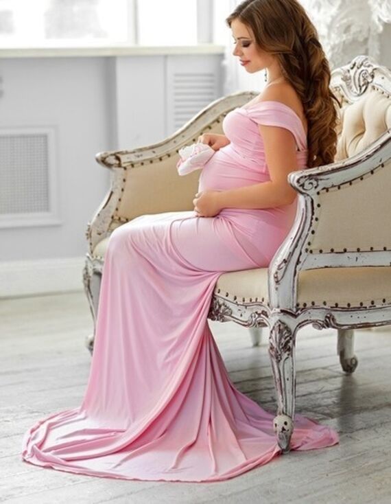 Беременная в розовом платье