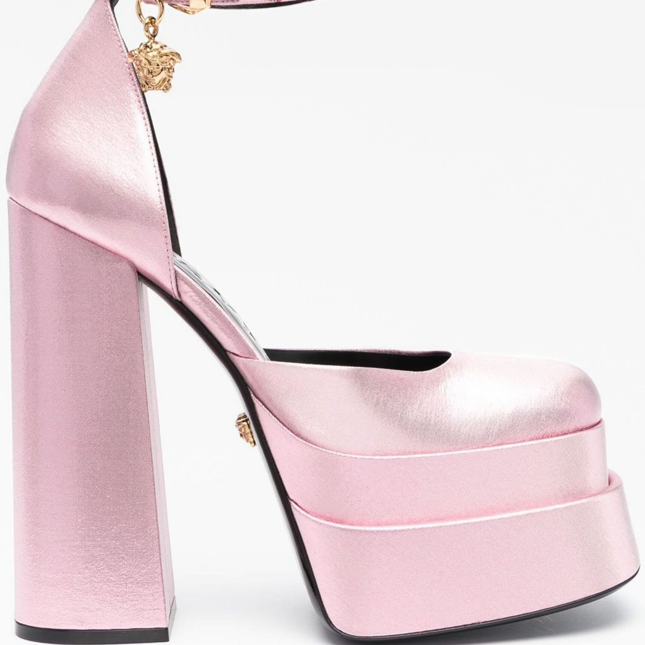 Versace aevitas pointy platform. Босоножки версаче джинс. Туфли версаче 2022. Versace medusa aevitas туфли. Туфли версаче medusa aevitas.