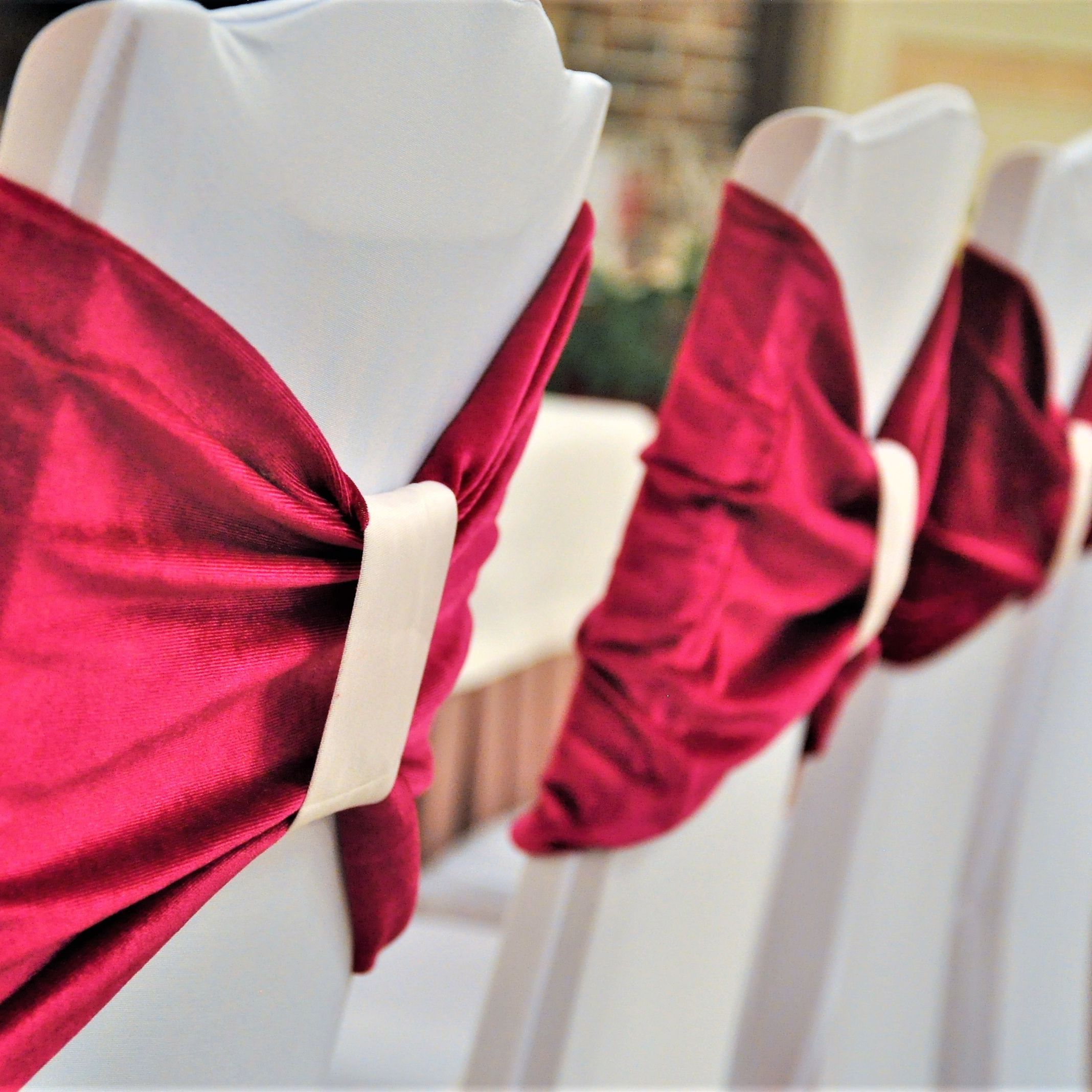 Банты из атласных лент на стулья на свадьбу