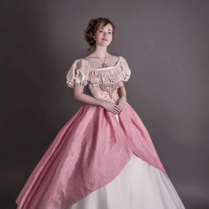 Девушки в пышных платьях 19 века