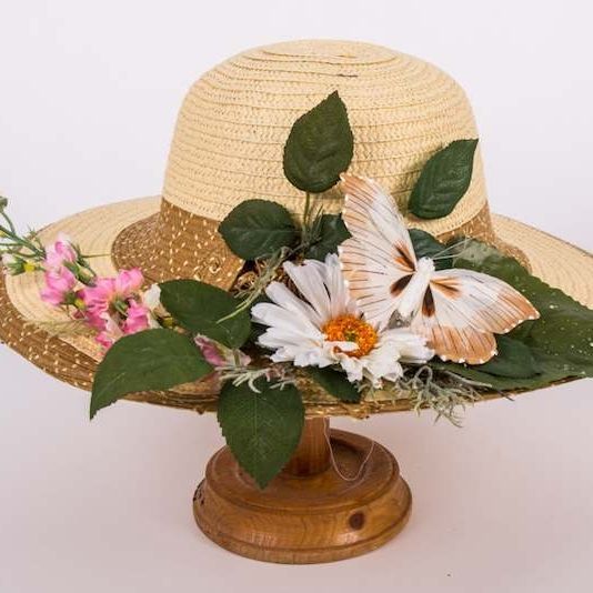 Цвет соломенной шляпы. Шляпа с цветами. Соломенная шляпа. Шляпка с цветами. Шляпка Ромашка.