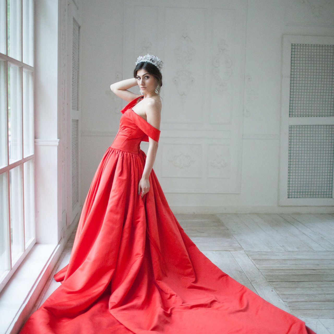Красное платье со шлейфом длинное